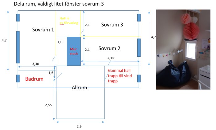 Ritning över ovanvåning med tre sovrum, murstock och måttangivelser, samt foto av ett rum med ett litet fönster.