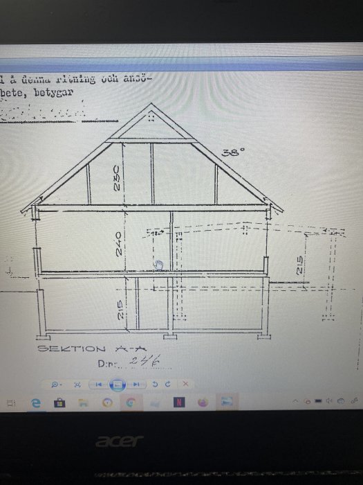 Ritning av en hussektion med måttangivelser och takvinkel på 38 grader.