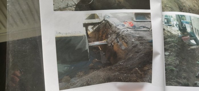 Foto av ett hål under källartrappan efter kraftigt regnoväder, med synlig dränering.