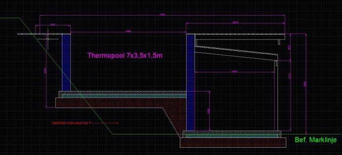 CAD-ritning av poolprojekt med måttangivelser och ett angränsande förråd i en slänt.