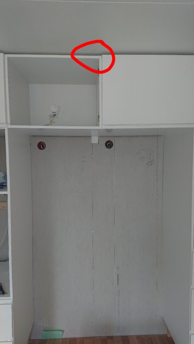 Öppet område i innertaket över köksskåp där ångspärrsplast syns, utan täckande spånskiva.