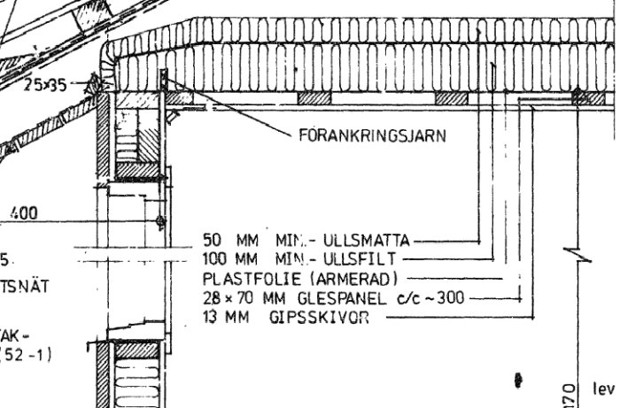 Byggteknisk ritning som visar takkonstruktion med gips, glespanel och plastfolie där installation av downlights övervägs.