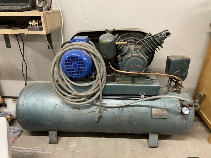 Renoverad kompressor med blå motor, cejn-kopplingar, manometer och säkerhetsventil.