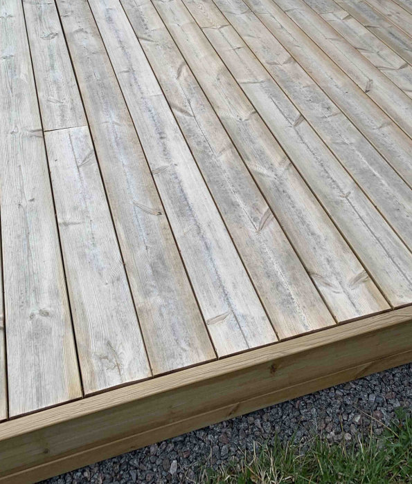 Trätrall för altan med synligt regelverk och en nedhängande "kjol" som täcker ändträet.