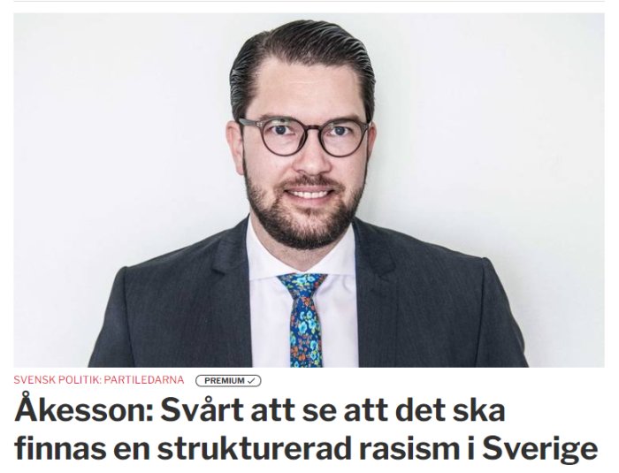 Leende man i kostym med glasögon och rubrik som skämtsamt anspelar på synproblem.