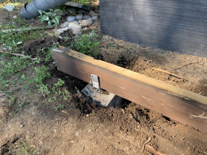 Träregel används för att mäta höjden för ett byggprojekt, precis under marknivån vid husvägg.