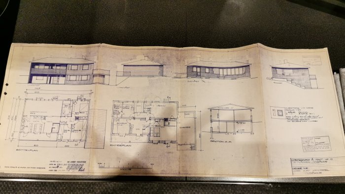 Ritade arkitektoniska planer för ett hus som visar bottenplanen och olika fasader.