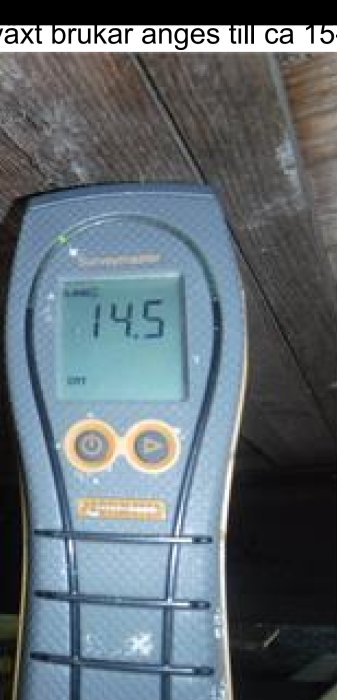 Fuktmätare visar 14.5% i träbjälke potentiellt drabbad av mögel.