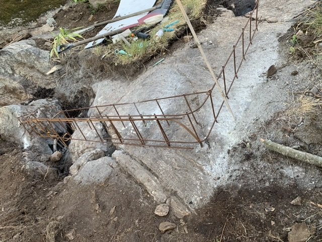 Armeringsjärn fastborrade i marken och förberedda för gjutning av stödmursklack.