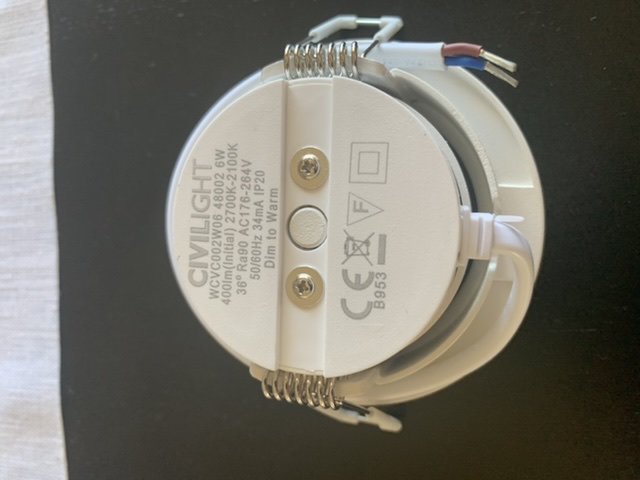 Baksidan av en downlight med teknisk information och anslutna elektriska kablar.