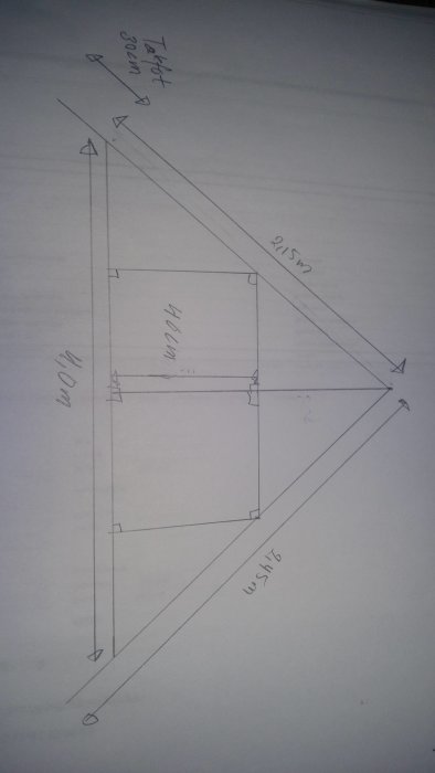 Skiss av en tänkt byggkonstruktion för en carport med mått och vinklar.