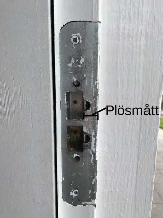Sliten dörrkarm med ett låsbleck och märkning för plösmåttsmätning.