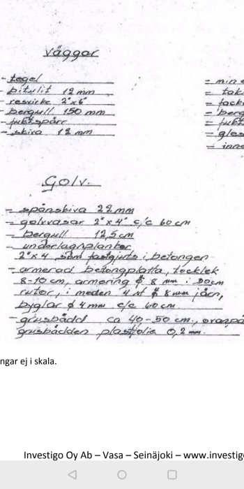 Handskriven anteckning som beskriver lager av material för golvkonstruktion inklusive golvvärme och fuktspärr.