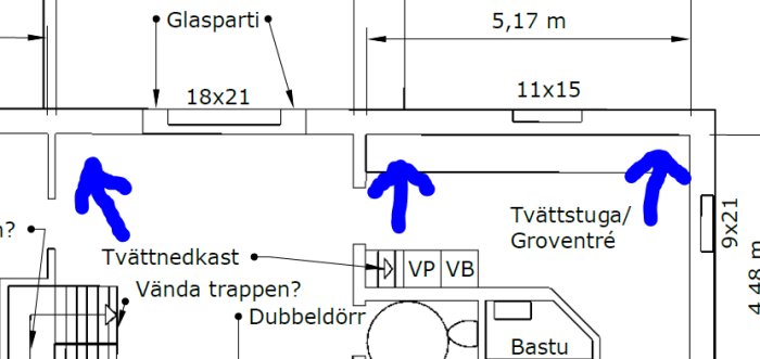 Schematisk ritning av en planlösning med markeringar för ändringsförslag och pilorienterad förvaring.