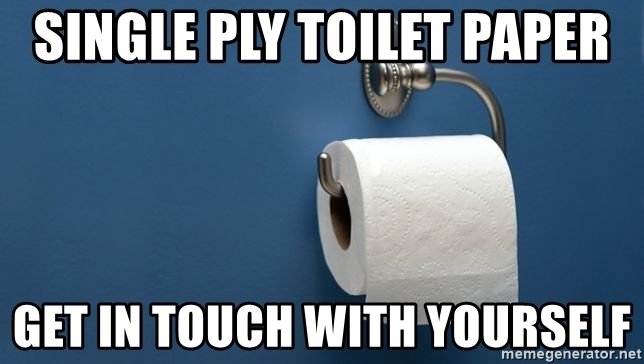 En rulle enkelskiktigt toalettpapper på en hållare med texten "SINGLE PLY TOILET PAPER GET IN TOUCH WITH YOURSELF