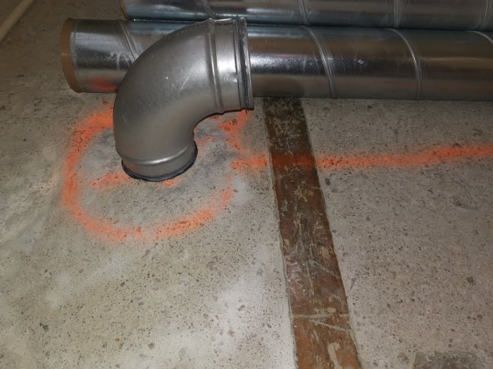 Metallspirorör som inte passar i för litet kärnborrat hål markerat med orange.