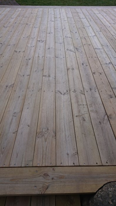 Trall av Härjedalstrall med synliga skruvhuvuden som är något försänkta i virket.