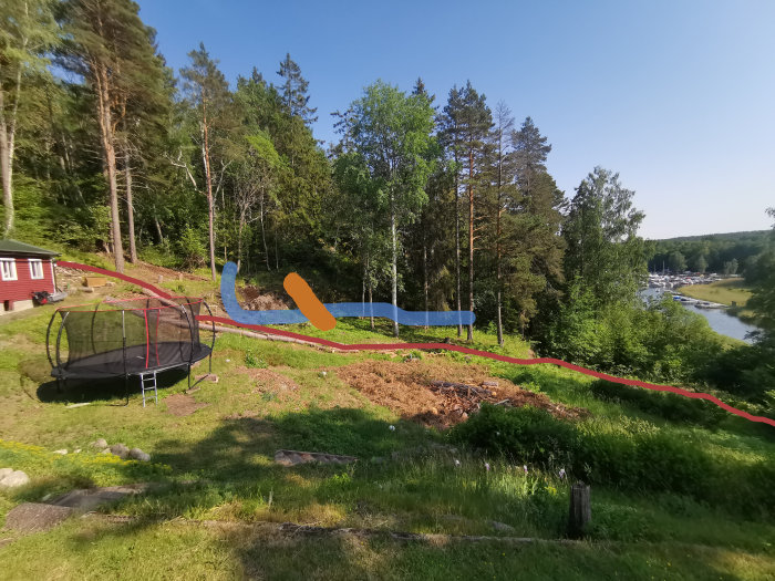 Utsikt från altan med markerad tomtgräns och planerad ståltrappa längs skogsstig.