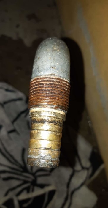 Närbild på gammal metallisk rördel och gängor med rost och slitage, som inte passar ihop med ny plastkoppling.