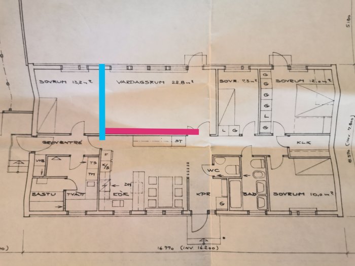 Husritning med markerat område; röd linje visar väggen som ska rivas, och blå linje visar en redan riven vägg.