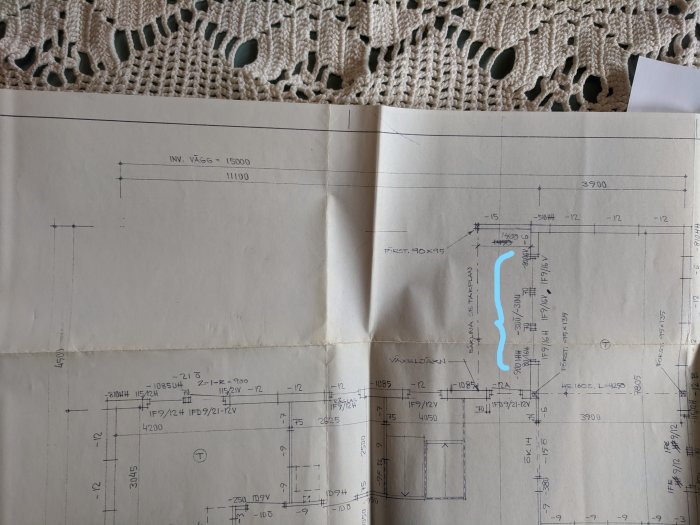 Arkitektritning av husplan med markerade mått och anteckningar om bärande strukturer.