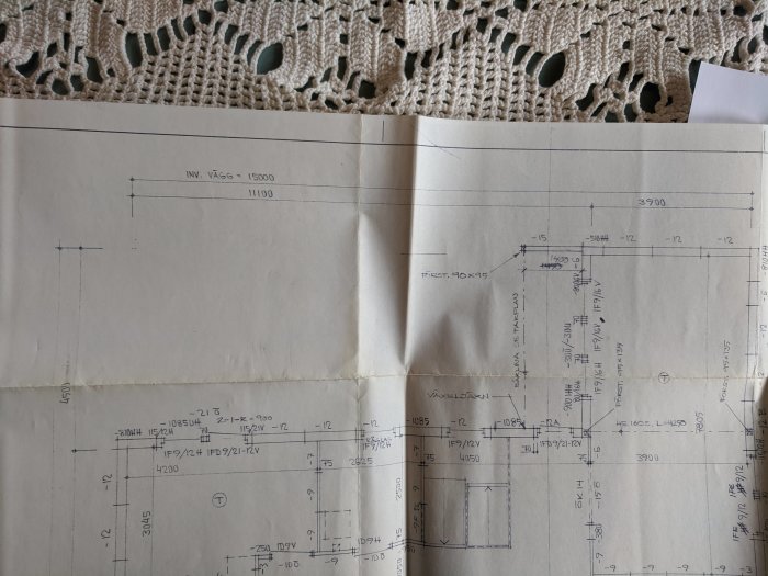 Ritning av en husvägg med dimensioner och fönsterplacering, möjlig bärlina och stolpdetaljer är markerade.