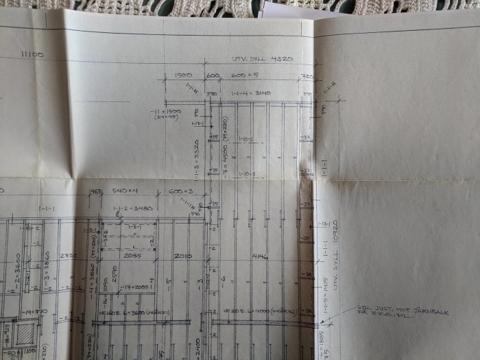 Översikt av ett arkitektoniskt ritningsschema med mått och detaljer för en huskonstruktion.