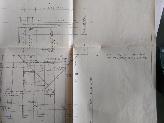 Arkitektritning av en husvägg med fönster, måttangivelser och konstruktionsdetaljer, möjlig bärkonstruktion markerad.