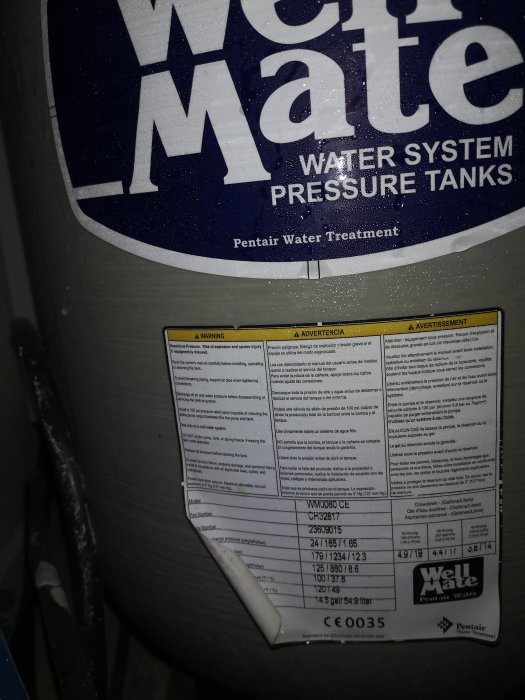 Wellmate WM60 hydropress med etiketter och varningstexter, synliga droppar tyder på fukt.