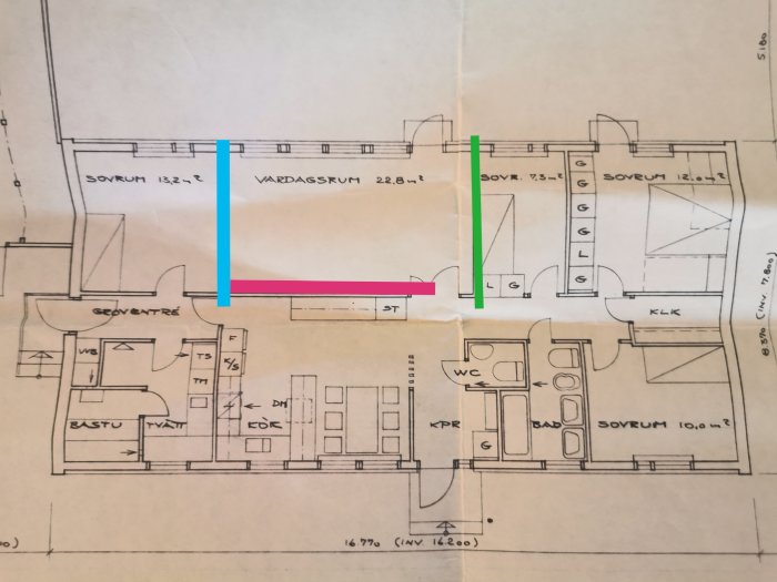 Ritning av en bostadsplan med markerade områden, grönt streck visar murstockens position.