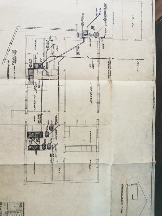 Upprullade arkitektritningar med anteckningar och mått för ett byggprojekt.