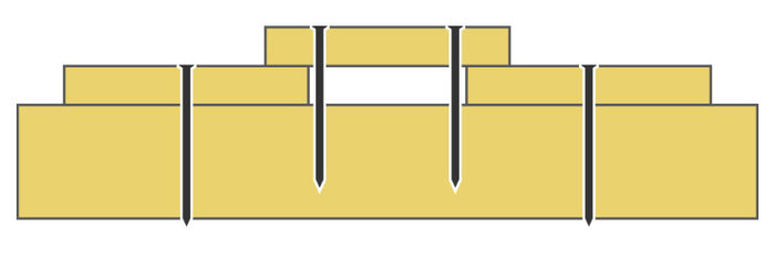 Illustration av huspaneler med synliga glipor mellan stående främre och liggande bakre paneler med spikar.