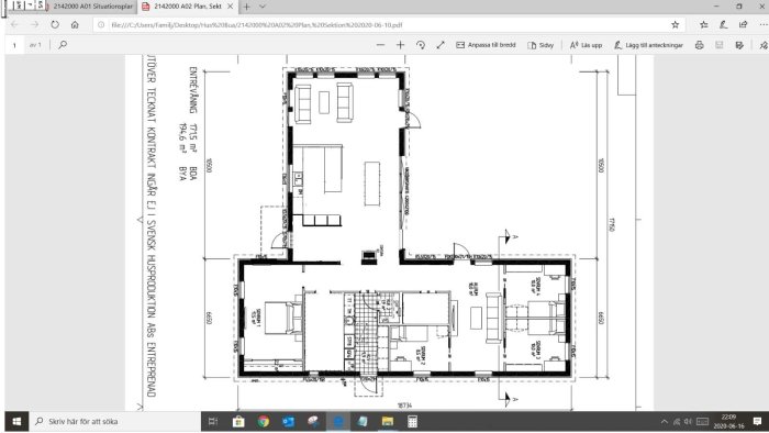 Planritning av ett hus med markerade badrum, sovrum, kök och vardagsrum.