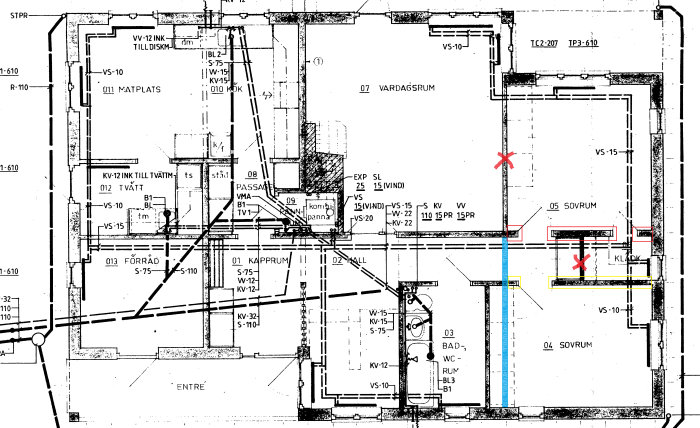 Arkitektritning av husplan med markerade områden, rött kors för balkersättning och blå linje för ny vägg.