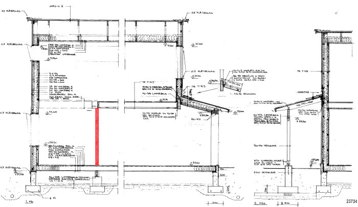 Arkitektonisk ritning av en byggnadssektion med markerad hjärtvägg i rött och ny vägg i blått.