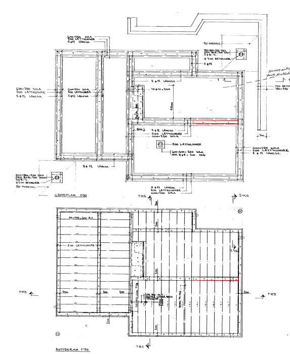 Arkitektoniska ritningar av en byggnad med röda och blåa markeringar för väggändringar.