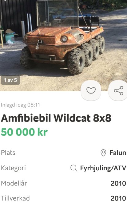 Amfibiebil Wildcat 8x8 parkerad utomhus, synlig framifrån med åtta hjul och kamouflagefärg.