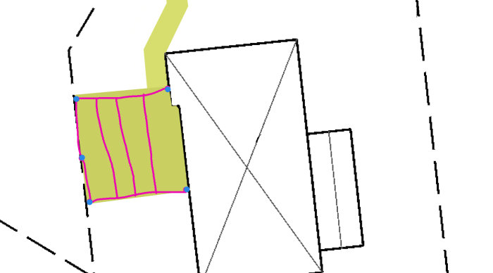 Skiss av trädäck med pergola nära hus, gång markerad i ljusgult, trädäck i mörkgult, stolparnas placering med blåa punkter och rosa streck för trästrukturen.