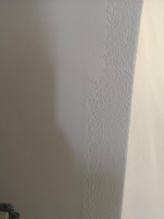 Nymålad vägg med delvis återskapad grov textur i önskat valv.