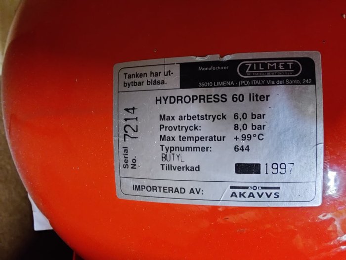 En tryckexpansionstank för vattensystem med informationsskylt, modell 'HYDROPRESS 60 liter'.