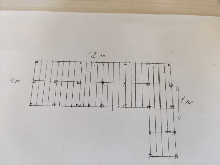 Handritad skiss av altankonstruktion med måttangivelser och plintplacering.