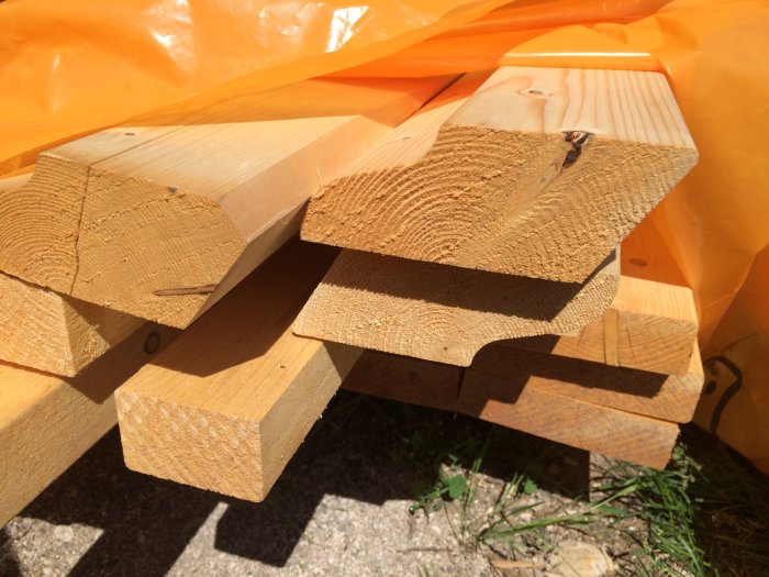 Profilerade träreglar staplade, 55x145mm dimension, avsedda för byggnation av solbänk.