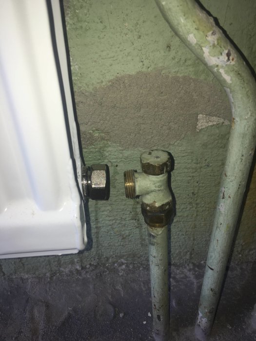 Element monterat på vägg med rödkopplingar som inte passar optimalt, mot betongvägg.