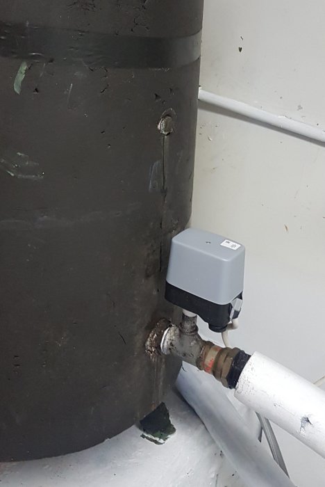 Ny tryckströmbrytare monterad på ett rör nära hydroforens svarta kärlet.