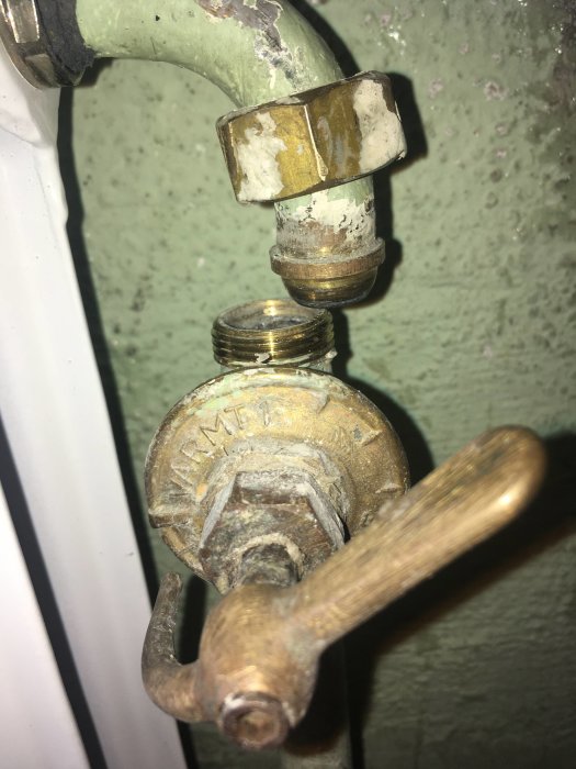 Närbild på en sned radiatoranslutning och ett vattenrör som behöver justeras.