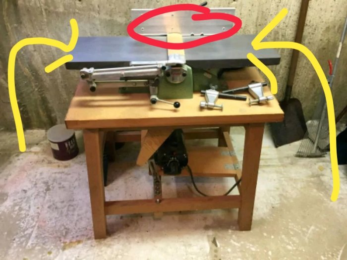 Hyvelbänk med riktbord markerat i gult och planhyvlingstillsats markerad i rött.