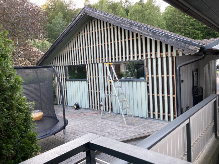 Renovering av garagets gavlar, visa stomme och start på ny panel, utsikt från veranda.
