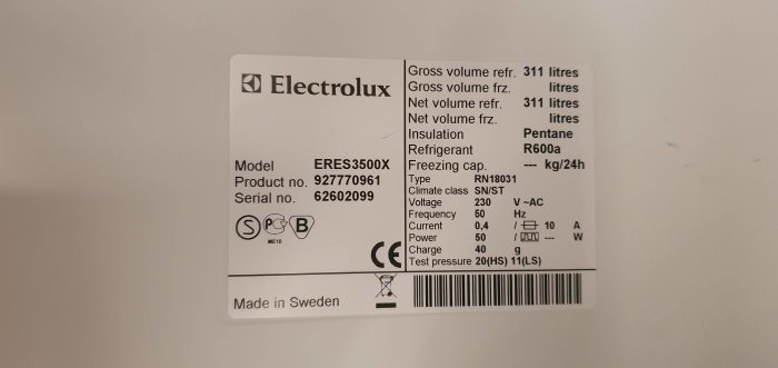 Typskylt på en Electrolux kylskåp med modell- och produktnummer samt tekniska specifikationer.