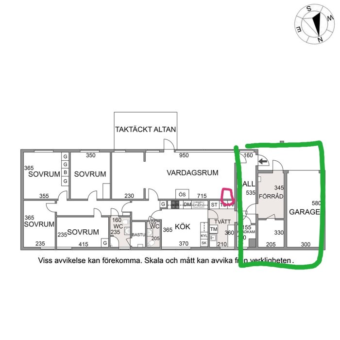 Ritning över ett hus med markeringar; aggregatets placering visas vid vardagsrummet, tillbyggnad och garage grönt markerade.