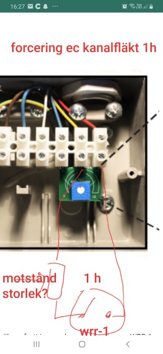 Anslutningar i en elektrisk krets med märkta kablar, block, och en grön komponent, med handskrivna anteckningar.